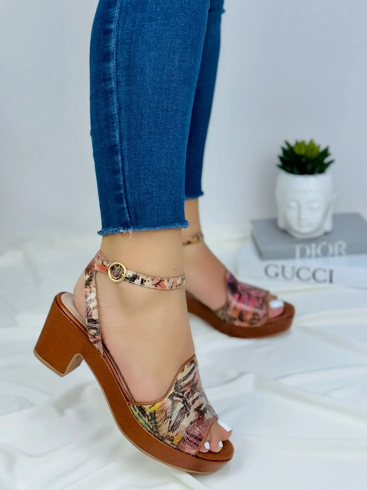Elegant Low-Heel Sandals with Crocodile Base